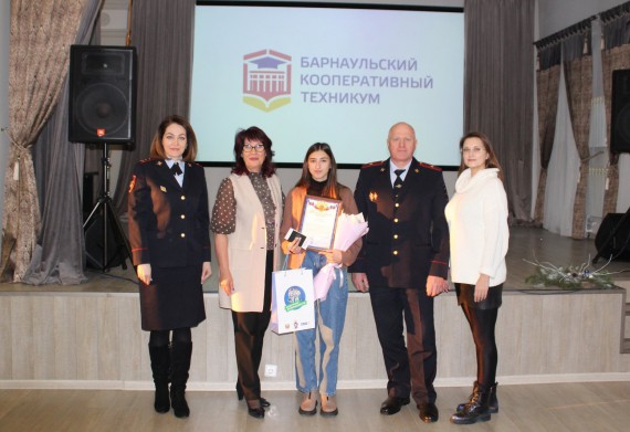 Студентка Барнаульского кооперативного техникума спасла ребенка на пешеходном переходе