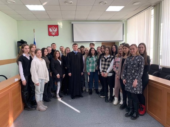 Студенты Барнаульского кооперативного техникума на экскурсии в суде Октябрьского района г. Барнаула