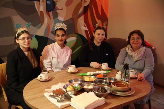 В Барнаульском кооперативном техникуме состоялась Новогодняя кухня КВР: лучшие рецепты от конструкторов карьеры и архитекторов колледжа будущего в рамках Федерального проекта &laquo;Карьера В России&raquo; !