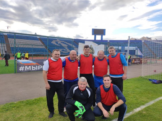 Сборная преподавателей Барнаульского кооперативного техникума заняла III место в соревнованиях по мини-футболу